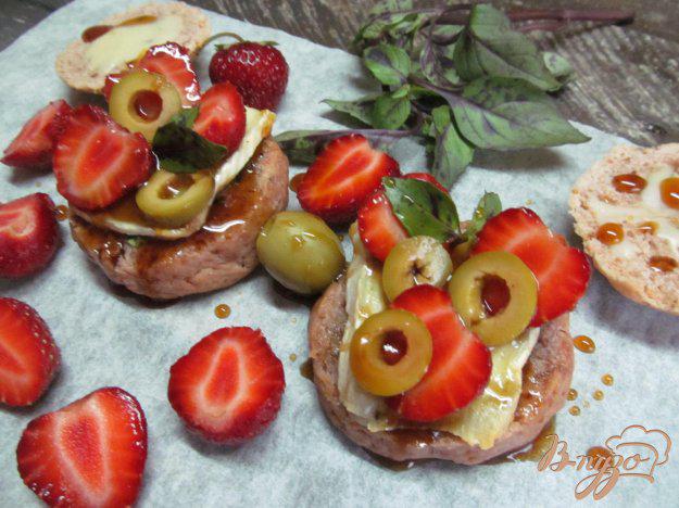 фото рецепта: Десерт - бутерброд из клубники с сыром и оливками
