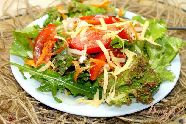 фото рецепта: Витаминный салат с фетой и твердым сыром