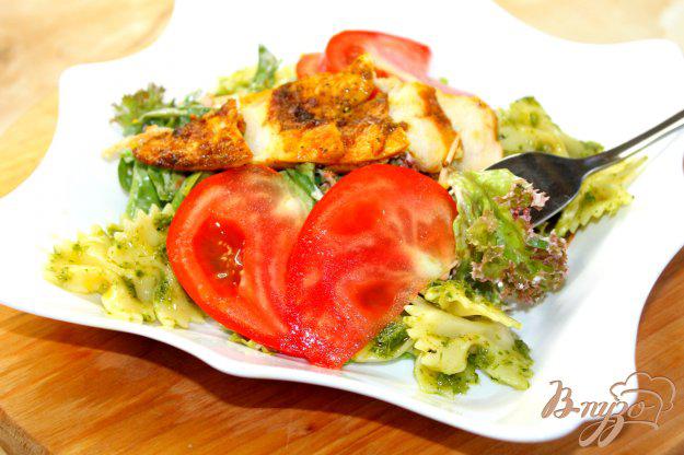 фото рецепта: Теплый салат с курицей и макаронами «фарфалле»