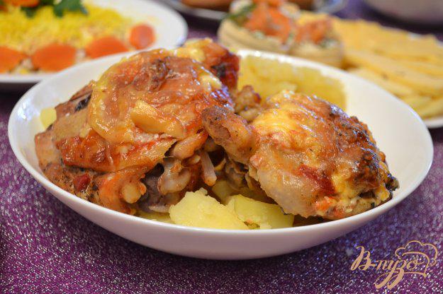 фото рецепта: Куриные бедрышки с сыром, запеченные в овощном соке