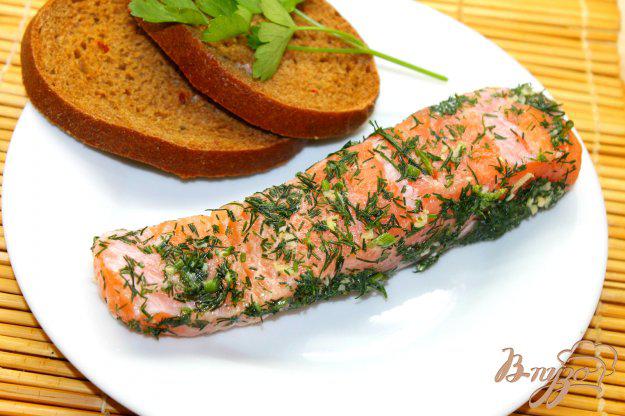 фото рецепта: Соленый лосось с зеленью и соком лайма