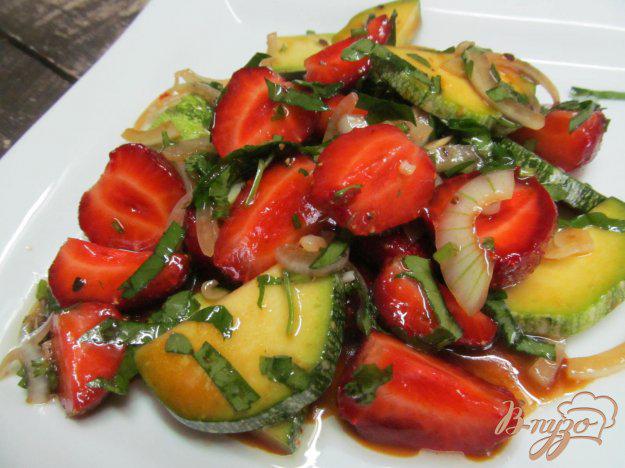 фото рецепта: Салат из клубники с кабачком