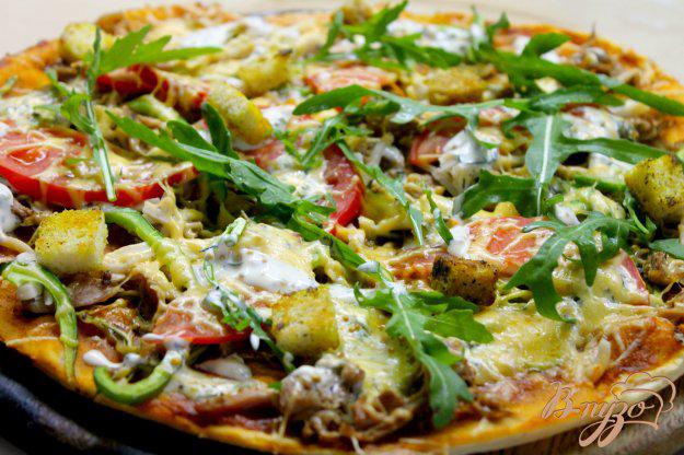 фото рецепта: Пицца с курицей, кабачками и томатным соусом