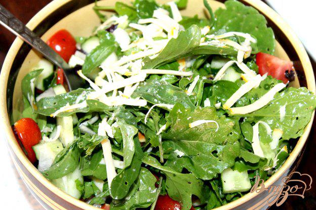 фото рецепта: Свежий салат с овощами, семечками и сыром к обеду