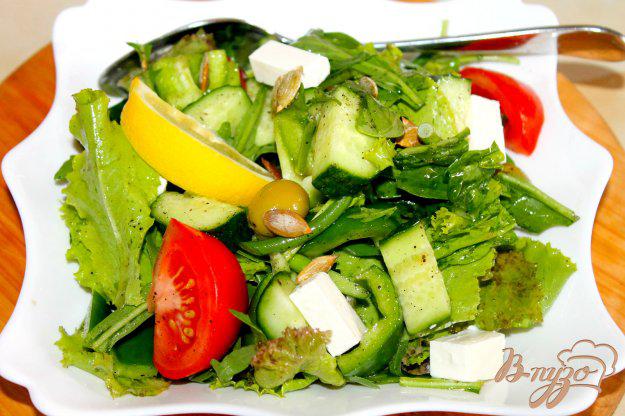 фото рецепта: Легкий салат с овощами, шпинатом, чесночными стрелками