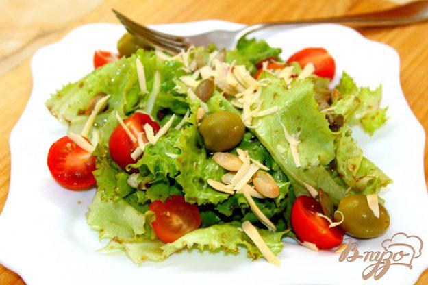 фото рецепта: Летний салат с черри, сыром, оливками и семечками
