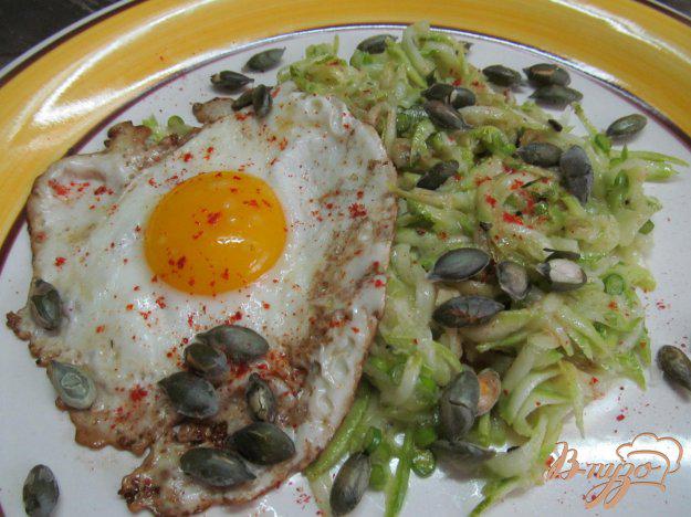 фото рецепта: Кабачковый салат с яйцом и тыквенными семечками