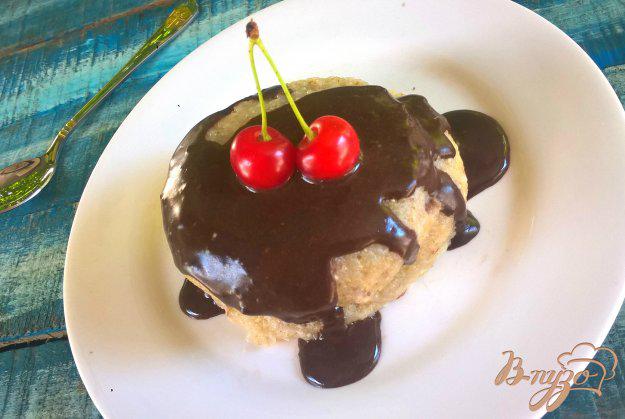 фото рецепта: Ореховый кекс в кружке с шоколадной глазурью