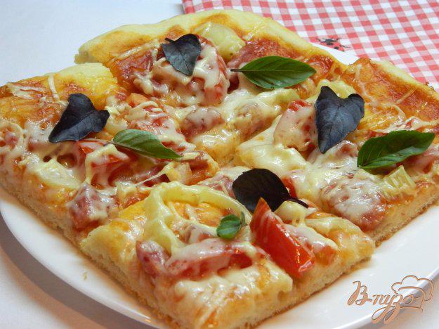 фото рецепта: Пицца с болгарским перцем, колбасой и базиликом