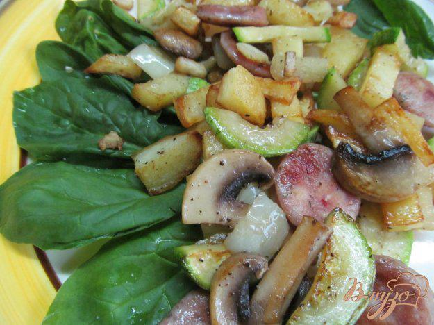 фото рецепта: Жареный картофель с грибами колбасками и кабачком