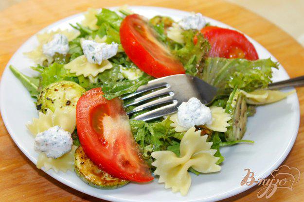 фото рецепта: Салат с кабачками гриль и « фарфалле »
