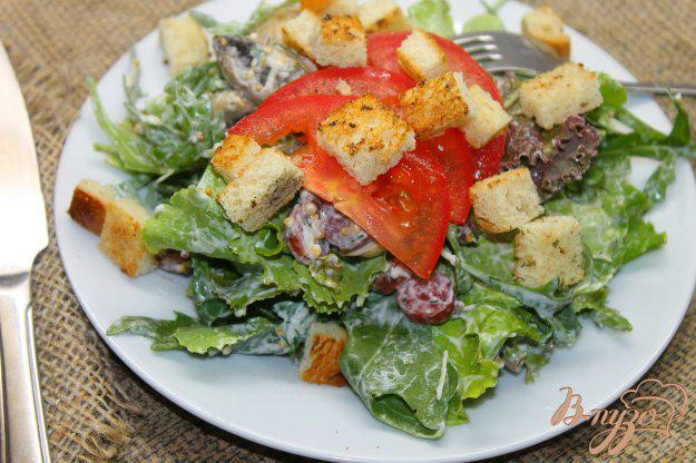 фото рецепта: Салат с сырокопчеными колбасками и грибами