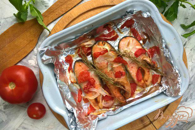 фото рецепта: Форель запеченная с помидорами и розмарином