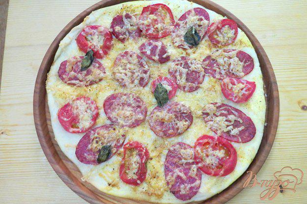 фото рецепта: Тонкая пицца с салями, шампиньонами и помидорами