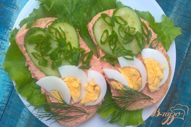 фото рецепта: Бутерброды с икорной намазкой и яйцом