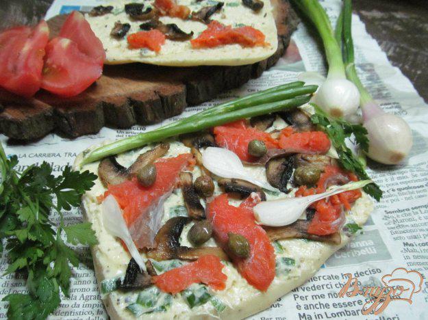фото рецепта: Бутерброд с рыбой грибами и каперсами