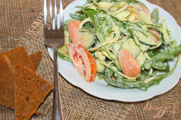 фото рецепта: Овощной салат с сосисками и рукколой