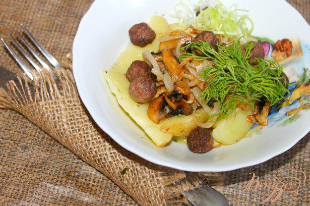 фото рецепта: Молодой картофель с мясом и грибами