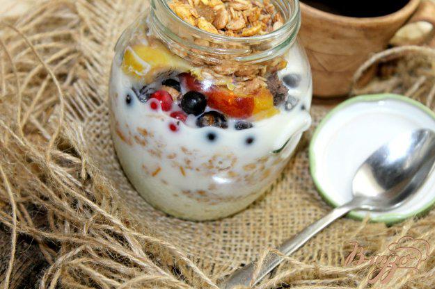 фото рецепта: Завтрак в банке с творогом, гранолой и ягодами