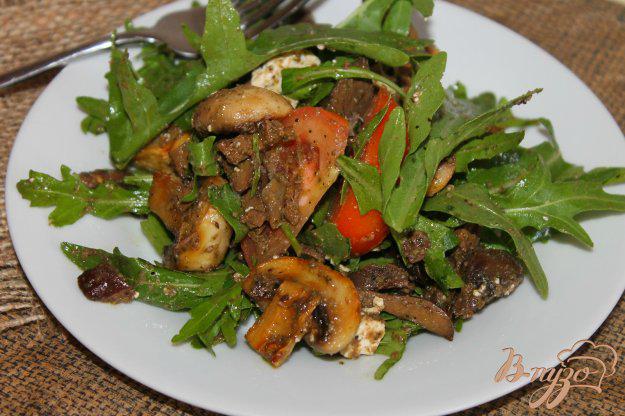 фото рецепта: Теплый салат с грибами и куриной печенью