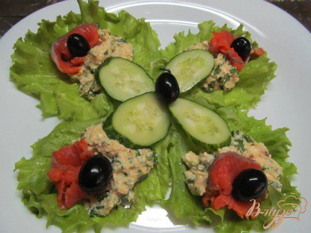 фото рецепта: Бутерброды на листьях салаты из рыбы