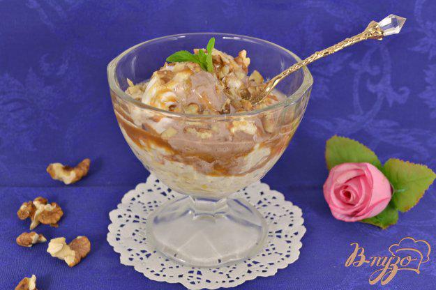 фото рецепта: Творожный десерт с карамельным соусом и орехами