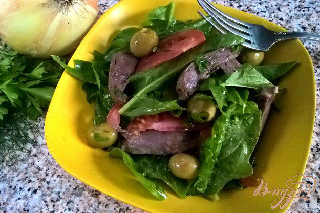 фото рецепта: Салат с индюшиными сердечками и шпинатом