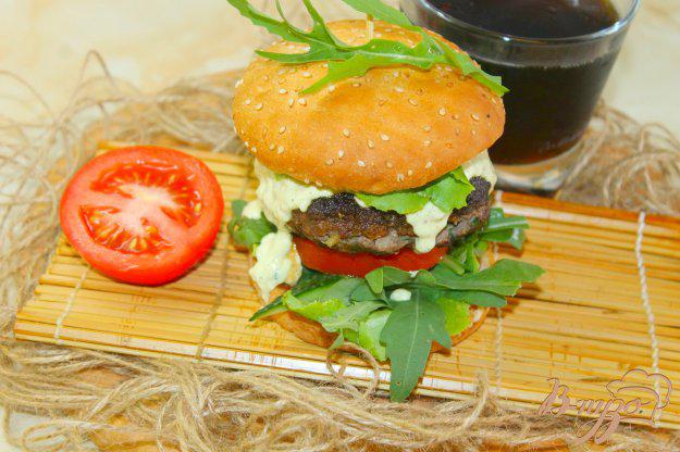 фото рецепта: Домашний гамбургер с котлетой и сырным соусом