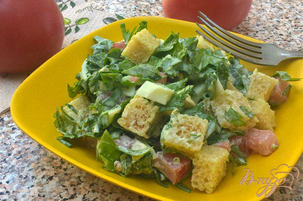 фото рецепта: Салат со шпинатом, яйцом и сухариками