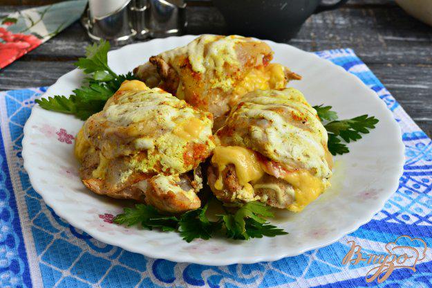 фото рецепта: Куриные бедра с сыром и помидорами на пару
