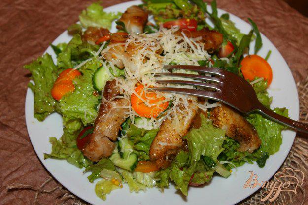 фото рецепта: Рыбный салат с овощами и пармезаном