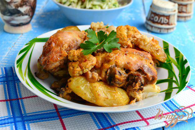 фото рецепта: Куриные окорочка с овощами и грибами под сырно-сливочным соусом в духовке