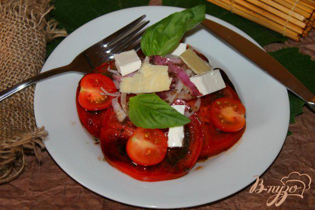 фото рецепта: Помидорный салат с луком и бальзамическим соусом