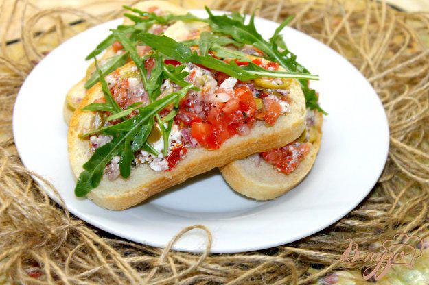 фото рецепта: Бутерброды с луком, помидорами и фетой