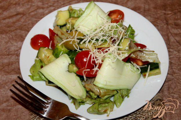 фото рецепта: Овощной салат с листьями айсберга и авокадо