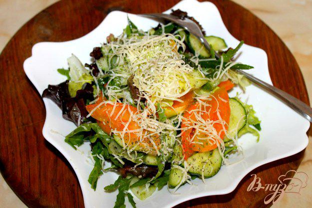 фото рецепта: Салатный микс с овощами и пармезаном