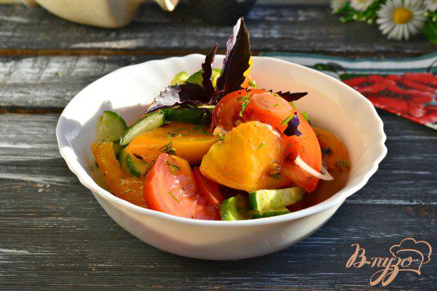 фото рецепта: Салат из огурцов и помидоров с базиликом и соевым соусом