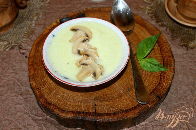 фото рецепта: Крем - суп из кабачка с жареными грибами