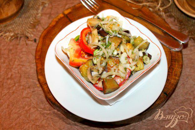 фото рецепта: Салат с жареными грибами, баклажанами и маринованным луком