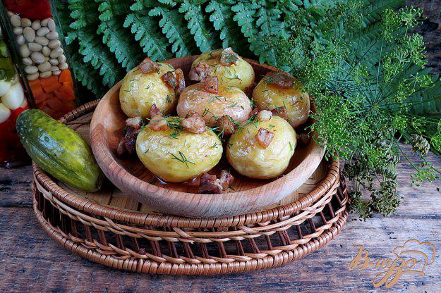 фото рецепта: Молодой картофель жареный с салом чесноком и укропом