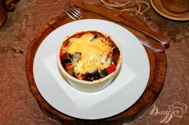 фото рецепта: Баклажаны с помидорами и луком запеченные под сыром