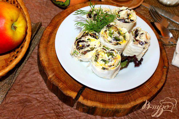 фото рецепта: Быстрый закусочный лаваш с грибами к обеду