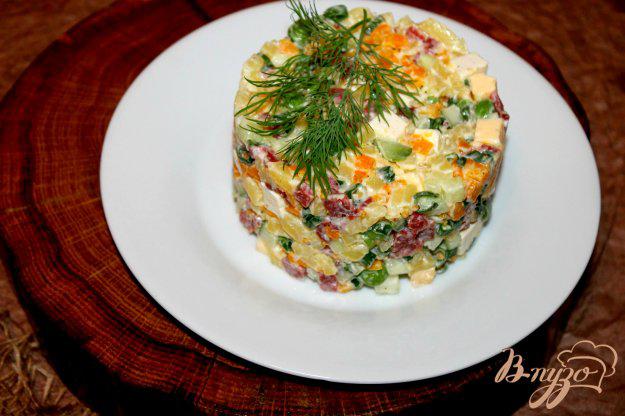 фото рецепта: Салат из отварных овощей, сыра и колбасы