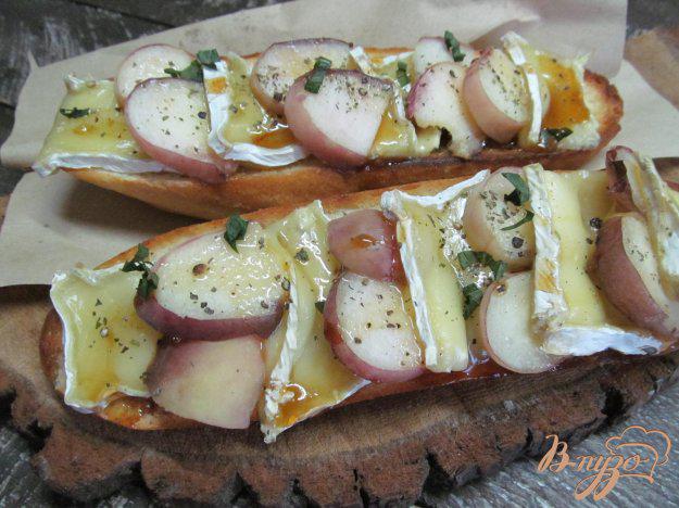 фото рецепта: Открытый сэндвич с персиком и сыром