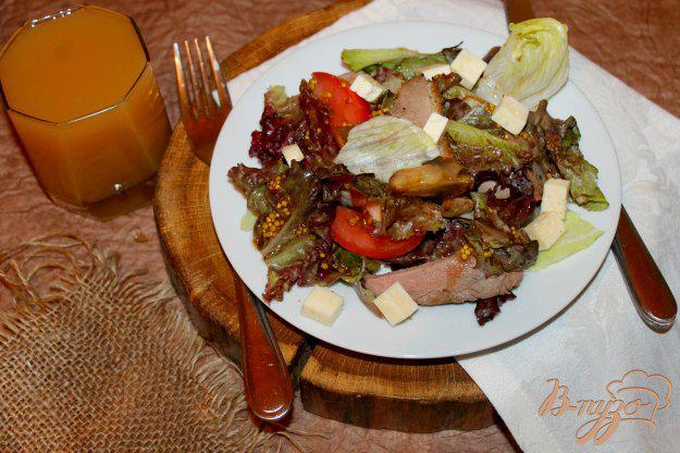фото рецепта: Салат с уткой и жареными грибами
