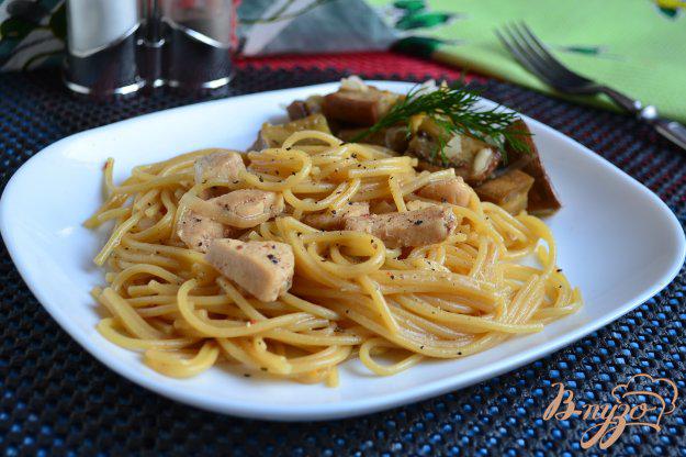 фото рецепта: Спагетти с куриным филе и соевым соусом на сковороде