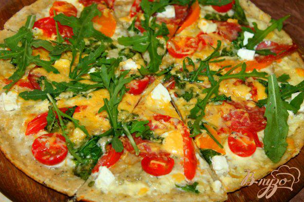 фото рецепта: Тонкая пицца с колбасой, шпинатом и сыром «Дор Блю»