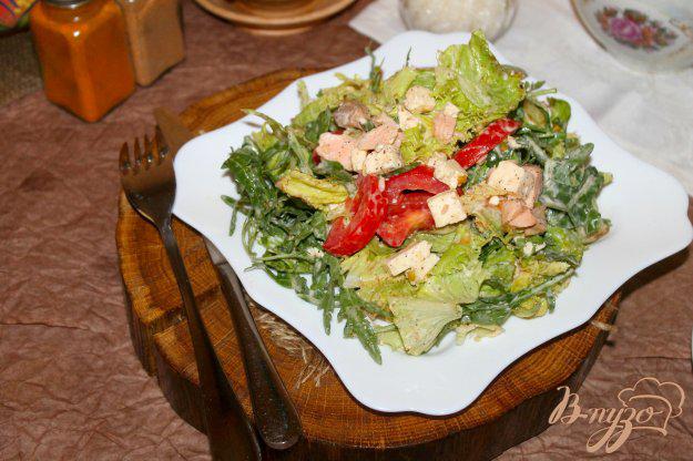 фото рецепта: Салат с отварной семгой, плавленым сыром и помидорами