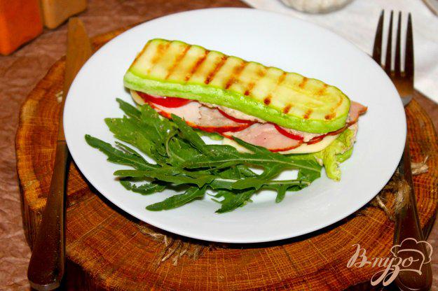 фото рецепта: «Кабачковый сендвич» с ветчиной и сыром