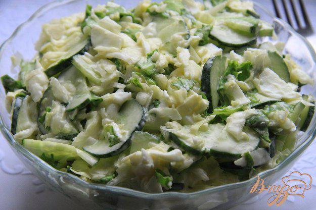 фото рецепта: Салат из молодой капусты с огурцами и яйцами